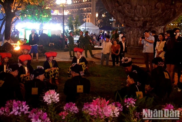 A real-life show of duet singing by the Dao ethnic people. (Photo: QUOC HONG)