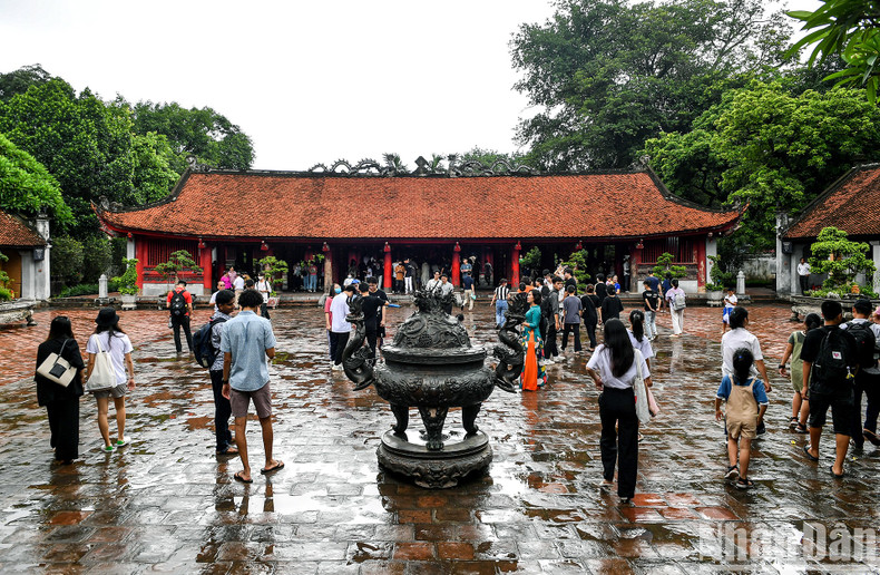 High-school students visit Temple of Literature to pray for good luck ahead of graduation exam ảnh 3 High-school students visit Temple of Literature to pray for good luck ahead of graduation exam ảnh 3