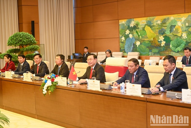NA Chairman Vuong Dinh Hue and members of the Vietnamese delegation at the reception.