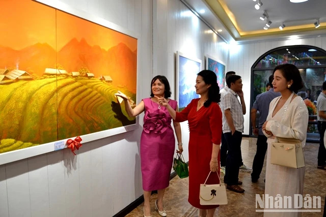 At a painting exhibition on Sa Pa. (Photo: QUOC HONG)
