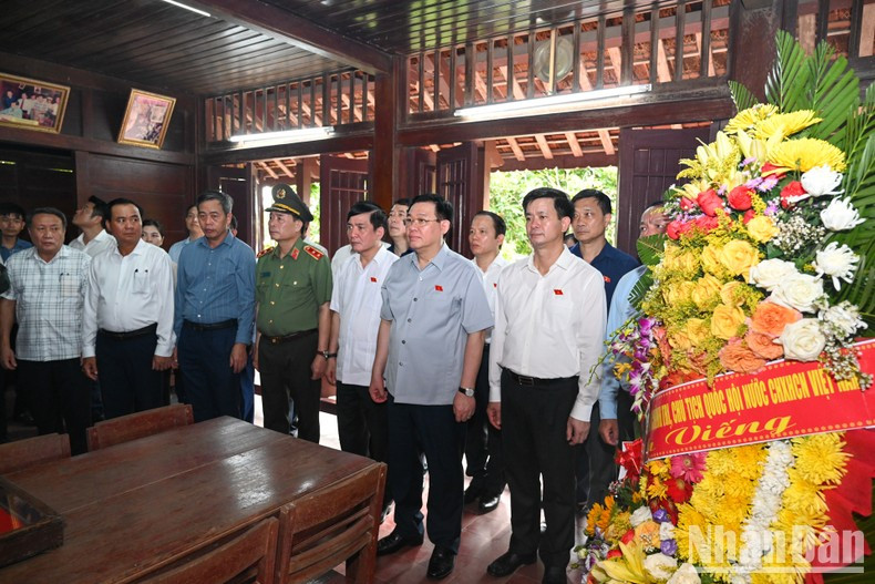 The NA leader offers incense and flowers at the memorial site dedicated to late Party chief Le Duan in Trieu Phong district The NA leader offers incense and flowers at the memorial site dedicated to late Party chief Le Duan in Trieu Phong district