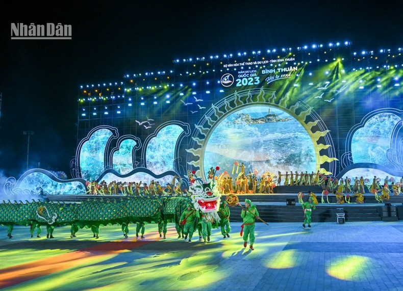 Contemporary dance performances during the opening section introduce an overview of Binh Thuan, a land with a rich history and colourful culture. Contemporary dance performances during the opening section introduce an overview of Binh Thuan, a land with a rich history and colourful culture.