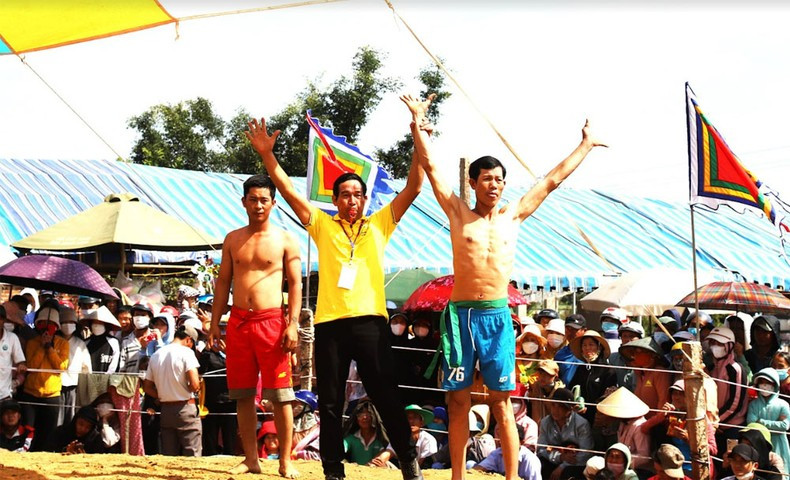 The referee declares the winner The referee declares the winner