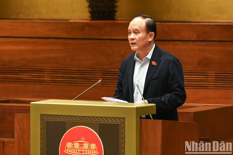 Chairman of Hanoi People’s Council Nguyen Ngoc Tuan presents a report at the meeting.