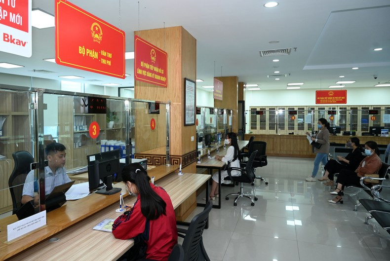 Enterprises carrying out administrative procedures at the Hanoi Department of Planning and Investment. (Photo: DUY DANG) Enterprises carrying out administrative procedures at the Hanoi Department of Planning and Investment. (Photo: DUY DANG)