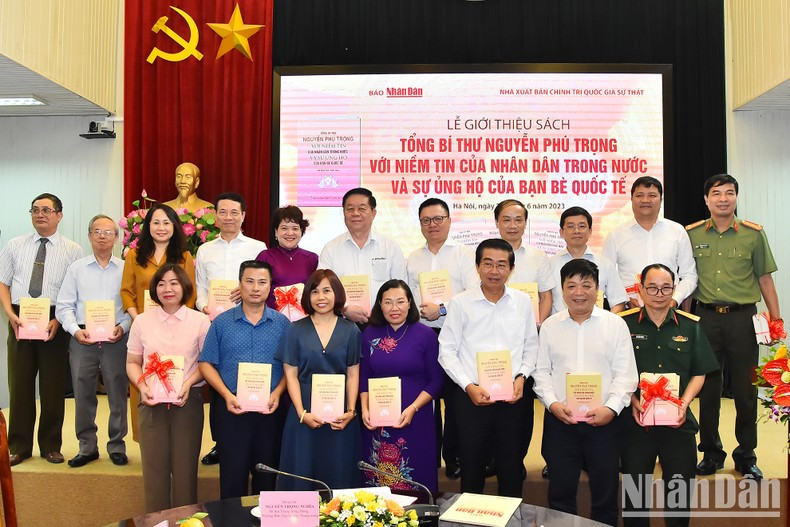 Head of the PCC’s Commission for Communication and Education Nguyen Trong Nghia, Nhan Dan Editor-in-Chief Le Quoc Minh and other delegates pose for a photo at the launching ceremony. Head of the PCC’s Commission for Communication and Education Nguyen Trong Nghia, Nhan Dan Editor-in-Chief Le Quoc Minh and other delegates pose for a photo at the launching ceremony.