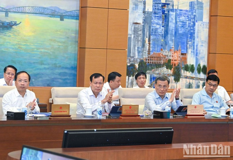 Members of the NA Standing Committee and delegates participate in the session. Members of the NA Standing Committee and delegates participate in the session.