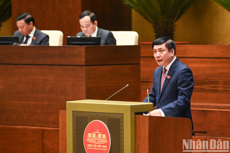 Secretary General and Chairman of the NA Office Bui Van Cuong presents a report reviewing the results of the NA supervision activities in 2023 and the implementation of the supervision programme in 2024.