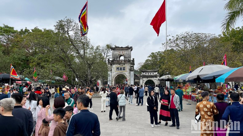 Tran Temple is dedicated to the worship of the Tran Kings and mandarins with meritorious services to the Tran Dynasty, built in 1695, including the three main architectural works of Thien Truong Temple, Co Trach Temple, and Trung Hoa Temple.