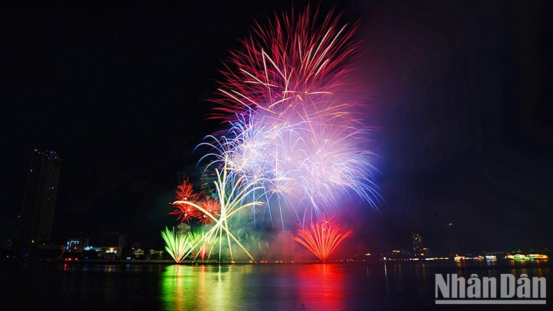 Damiano Baraldo, head of the Italian team that his team brings many new lighting effects and techniques to this year’s event so that the audience can enjoy a spectacular fireworks display.