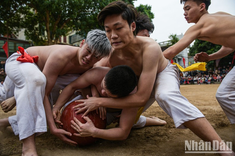 9. Each team attempts to find ways to bring the ball, placed in the middle of the field, to their team’s hole in corners of the field amid the fierce blocking of other team members. The team that gets the ball to their hole more times is declared the winner. 9. Each team attempts to find ways to bring the ball, placed in the middle of the field, to their team’s hole in corners of the field amid the fierce blocking of other team members. The team that gets the ball to their hole more times is declared the winner.