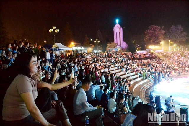 Thousands of tourists and local people attend the opening ceremony of Sa Pa Culture-Tourism Week 2023. (Photo: QUOC HONG)