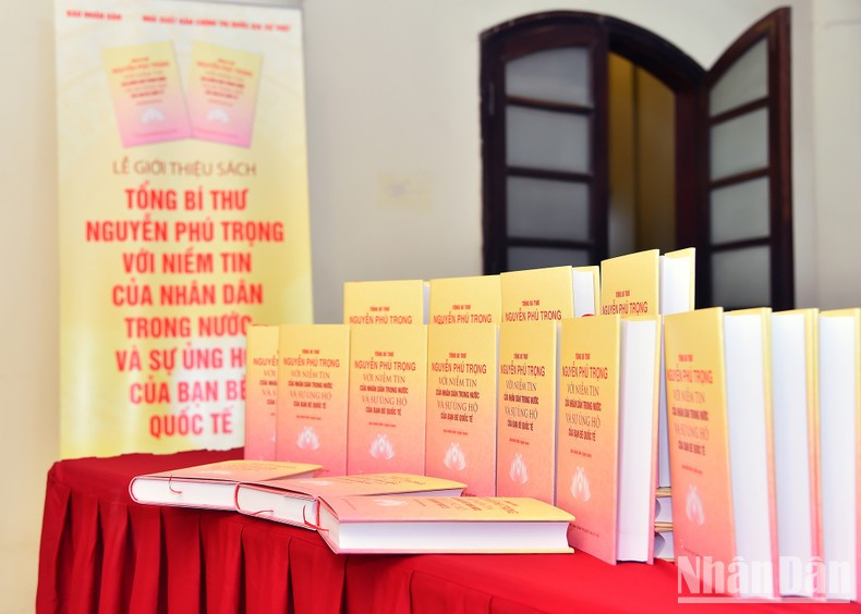 The book “Party General Secretary Nguyen Phu Trong with domestic people’s trust and international friends’ support” showcased at the launching ceremony. The book “Party General Secretary Nguyen Phu Trong with domestic people’s trust and international friends’ support” showcased at the launching ceremony.