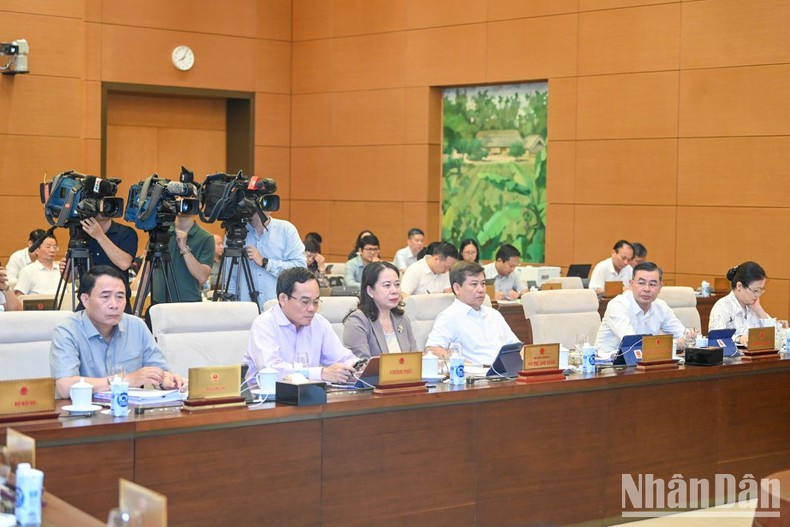 Vice President Vo Thi Anh Xuan, Deputy Prime Minister Tran Luu Quang, and leaders of ministries and sectors take part in the session. Vice President Vo Thi Anh Xuan, Deputy Prime Minister Tran Luu Quang, and leaders of ministries and sectors take part in the session.