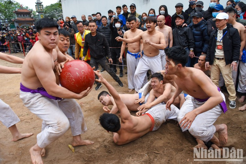 7. The final match for over 18-year-old men was held on January 27 (the sixth day of Tet). The match saw very fierce competition between the four strongest teams. 7. The final match for over 18-year-old men was held on January 27 (the sixth day of Tet). The match saw very fierce competition between the four strongest teams.