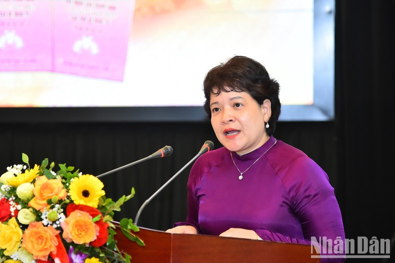 Principal of Hanoi - Amsterdam High School for the Gifted, Tran Thuy Duong, speaking at the launching ceremony of the book. Principal of Hanoi - Amsterdam High School for the Gifted, Tran Thuy Duong, speaking at the launching ceremony of the book.