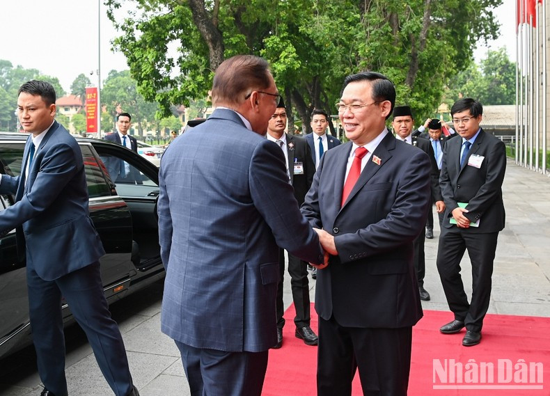 NA Chairman Vuong Dinh Hue warmly welcomes Malaysian Prime Minister Anwar Ibrahim.