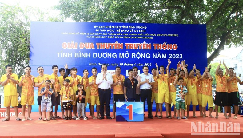 The organisers present the first-place prize in the 3000m event to the Thanh Phuoc team from Tan Uyen City.