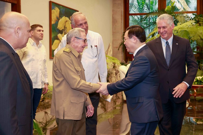 National Assembly Chairman Vuong Dinh Hue and General Raul Castro Ruz at the meeting. National Assembly Chairman Vuong Dinh Hue and General Raul Castro Ruz at the meeting.