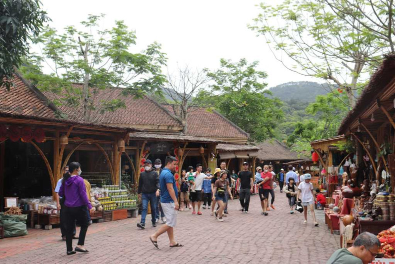 Visitors shop in the Lang Nuong site at the foot of the Yen Tu Mountain.