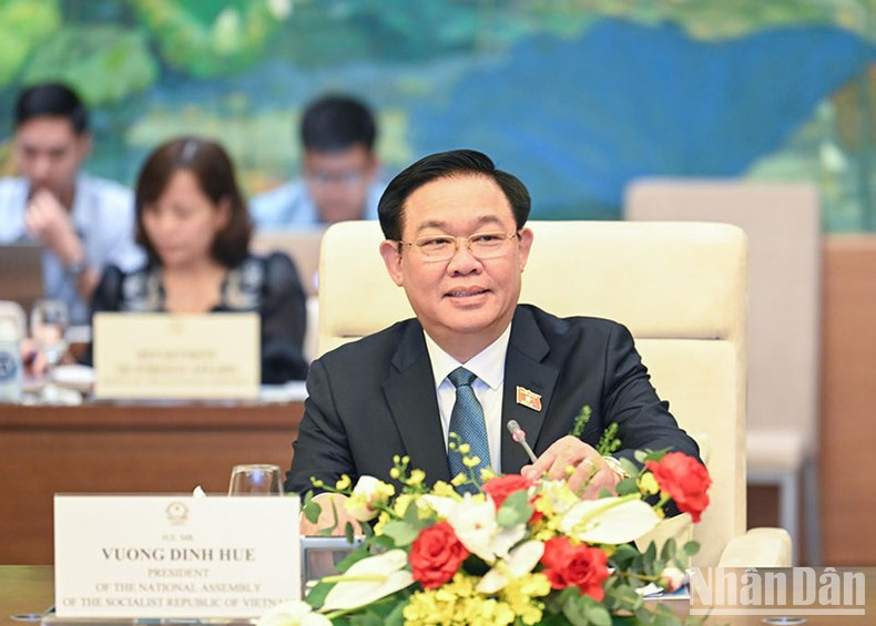 NA Chairman Vuong Dinh Hue speaks at the meeting. NA Chairman Vuong Dinh Hue speaks at the meeting.