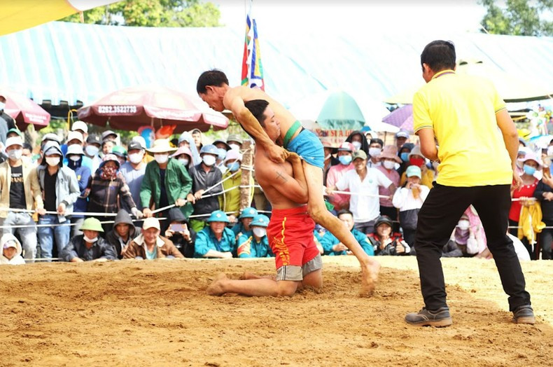 Cheered by locals and visitors, wrestlers are competing enthusiastically Cheered by locals and visitors, wrestlers are competing enthusiastically