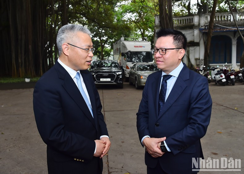Le Quoc Minh and Hu Zhaoming talk after the meeting.