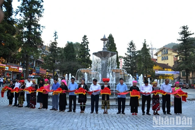 On this occasion, Sa Pa Town inaugurates a fountain at the Xuan Vien Flower Garden. (Photo: QUOC HONG)