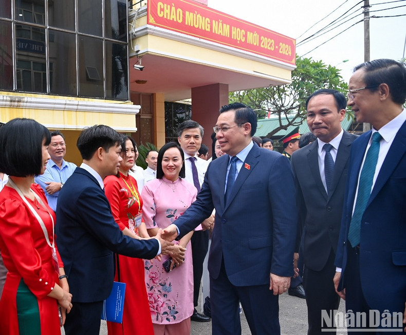 The NA Chairman meets teachers and students at the ceremony.