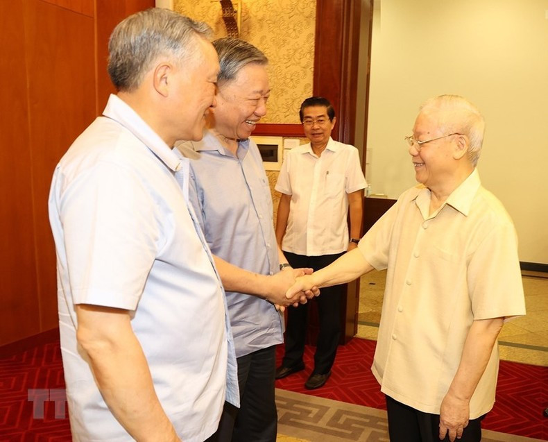 Party leader Nguyen Phu Trong and members of the Central Steering Committee at the meeting. (Photo: Tri Dung/VNA) Party leader Nguyen Phu Trong and members of the Central Steering Committee at the meeting. (Photo: Tri Dung/VNA)