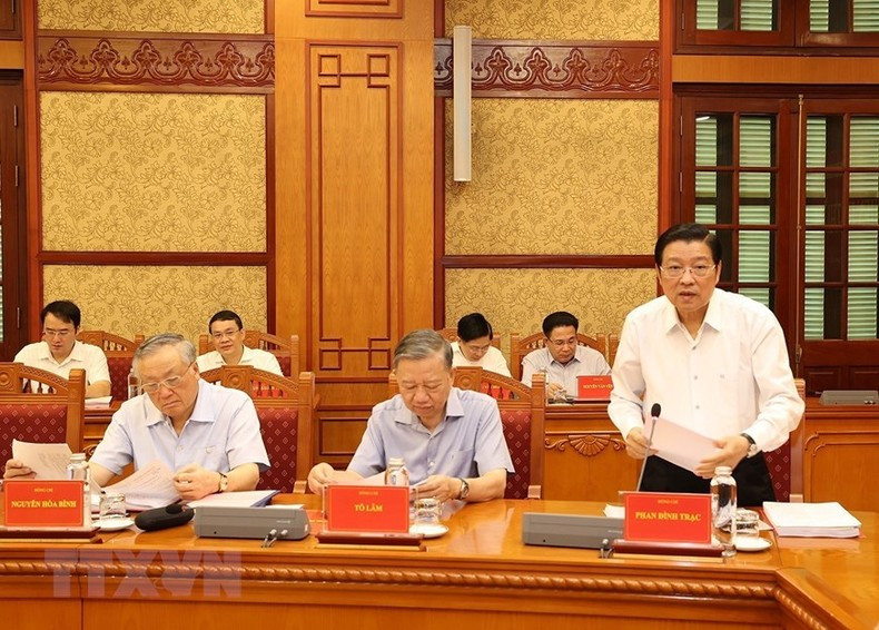 Phan Dinh Trac, Politburo member, Secretary of the Party Central Committee (PCC), Head of the PCC’s Commission for Internal Affairs, and Deputy Head of the Central Steering Committee on Prevention and Control of Corruption and Negative Phenomena speaks at the meeting. (Photo: Tri Dung/VNA) Phan Dinh Trac, Politburo member, Secretary of the Party Central Committee (PCC), Head of the PCC’s Commission for Internal Affairs, and Deputy Head of the Central Steering Committee on Prevention and Control of Corruption and Negative Phenomena speaks at the meeting. (Photo: Tri Dung/VNA)