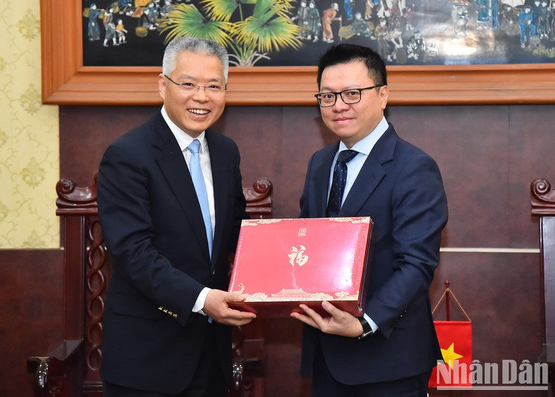 Hu Zhaoming presents a souvenir Le Quoc Minh.