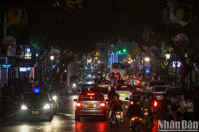 At 20:30, many streets in Hanoi turn off unnecessary electrical equipment to respond to this meaningful event.