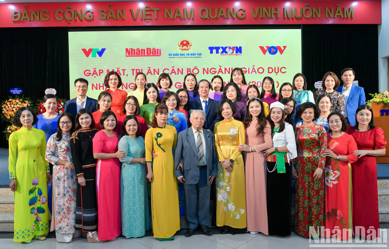 [In Pictures] Media agencies celebrate Vietnamese Teachers’ Day ảnh 11