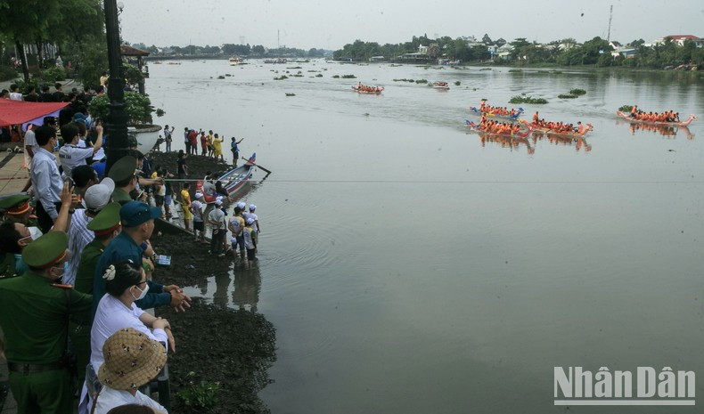 Many people inside and outside the province come to watch the boat race.