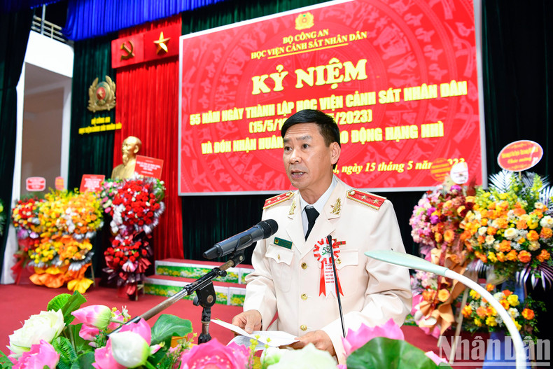 Lieutenant General Tran Minh Huong, Director of the People's Police Academy, delivers a speech at the ceremony. Lieutenant General Tran Minh Huong, Director of the People's Police Academy, delivers a speech at the ceremony.