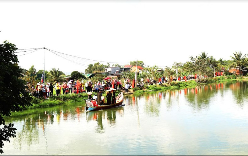 Quan ho singing on the boat held on a lake attracts crowds of people Quan ho singing on the boat held on a lake attracts crowds of people