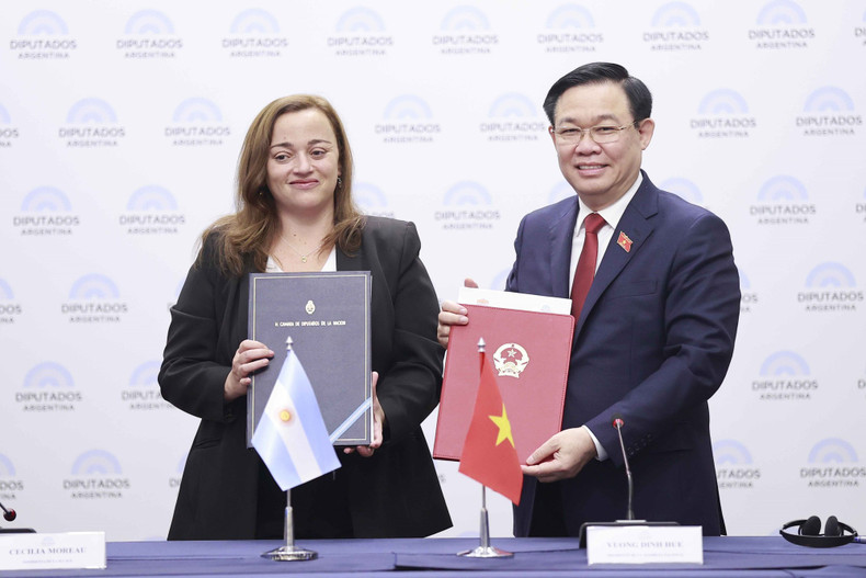 The two leaders sign an agreement between the National Assembly of Vietnam and the Chamber of Deputies Argentina.