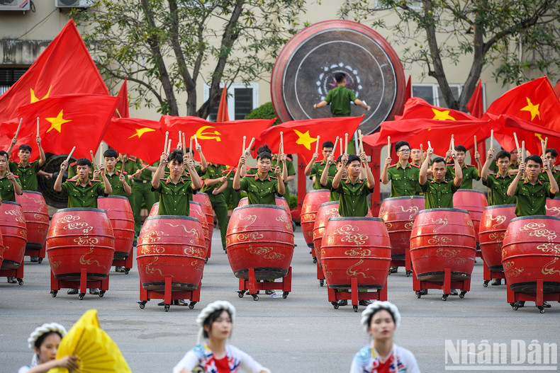 A beautiful image of students under the national flag. A beautiful image of students under the national flag.