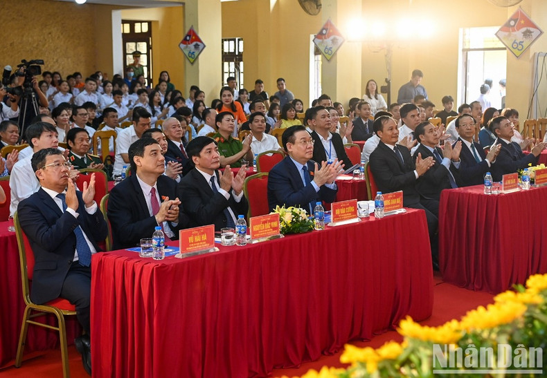 [In Pictures] NA Chairman attends opening ceremony for new school year at Huu Nghi T78 School ảnh 5