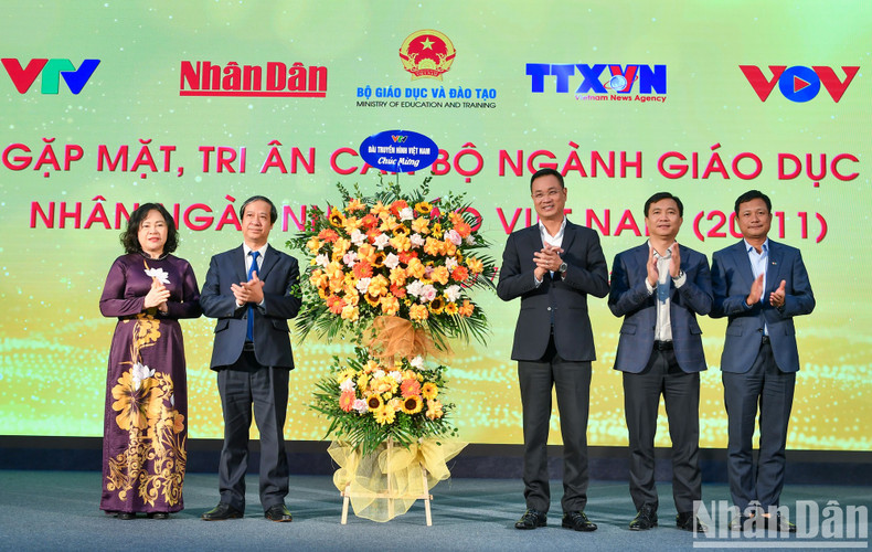 [In Pictures] Media agencies celebrate Vietnamese Teachers’ Day ảnh 6