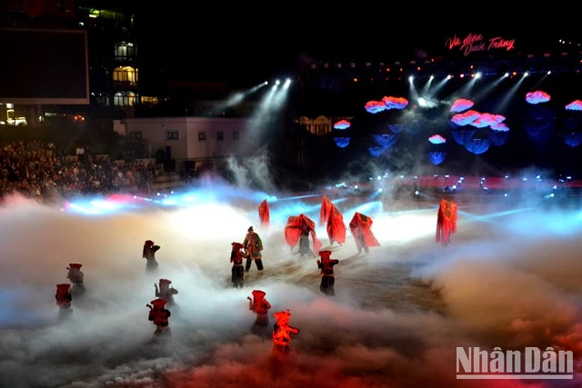 The art programme entitled “Dance under the moon” recreates the land and people of Sa Pa through development periods. (Photo: QUOC HONG)