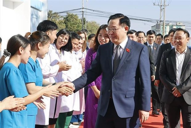 NA Chairman Vuong Dinh Hue visit La Vie International Hospital in Vientiane. (Photo: VNA)