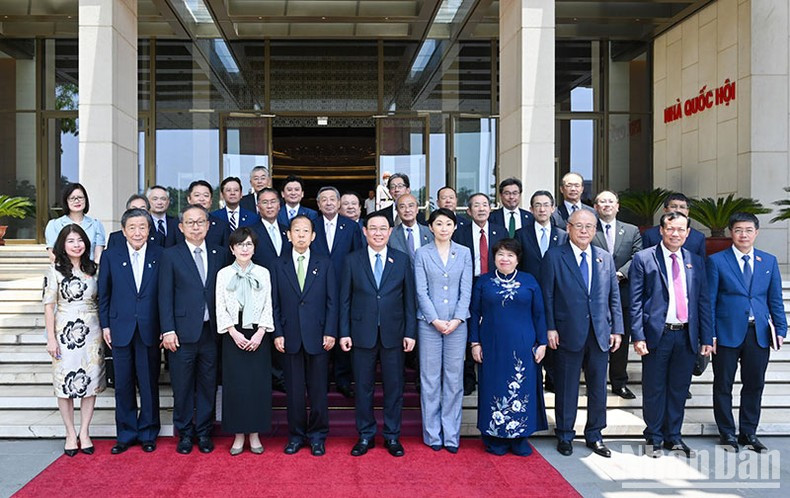 NA Chairman Vuong Dinh Hue and Chairman of the Japan - Vietnam Parliamentary Friendship Alliance Toshihiro Nikai pose for photos with delegates of the two countries. NA Chairman Vuong Dinh Hue and Chairman of the Japan - Vietnam Parliamentary Friendship Alliance Toshihiro Nikai pose for photos with delegates of the two countries.