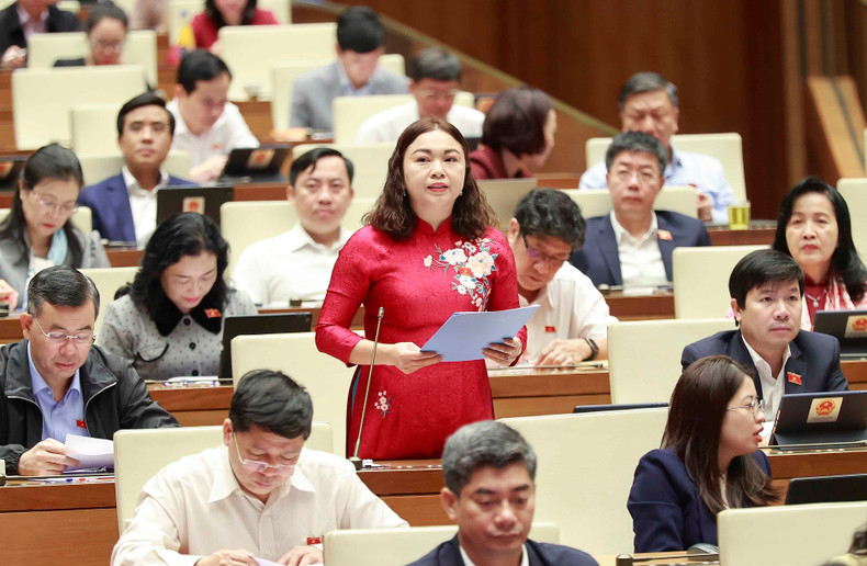 NA deputy Dang Bich Ngoc from Hoa Binh Province expresses her opinions. (Photo: VNA)
