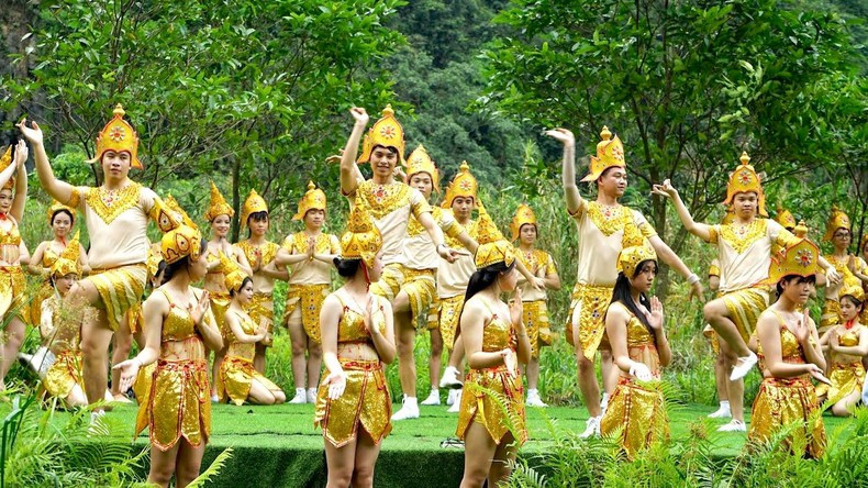 A Cham dance performance by artists from Binh Thuan Province (Photo: Le Hong)