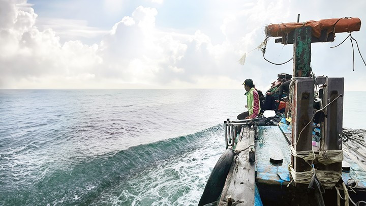 A boat heads to the diving location A boat heads to the diving location
