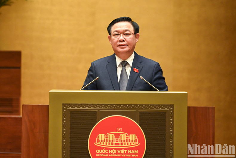 NA Chairman Vuong Dinh Hue delivers conclusions at the conference.