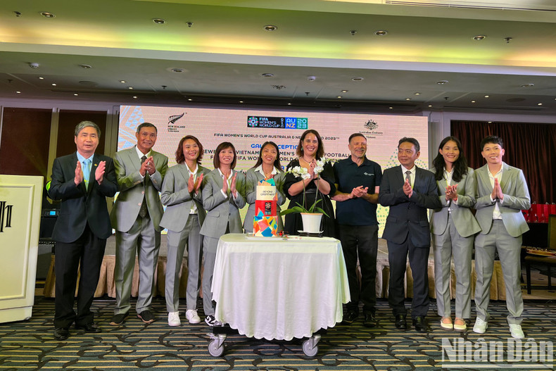 Delegates along with head coach Mai Duc Chung and five female players pose for photos. Delegates along with head coach Mai Duc Chung and five female players pose for photos.