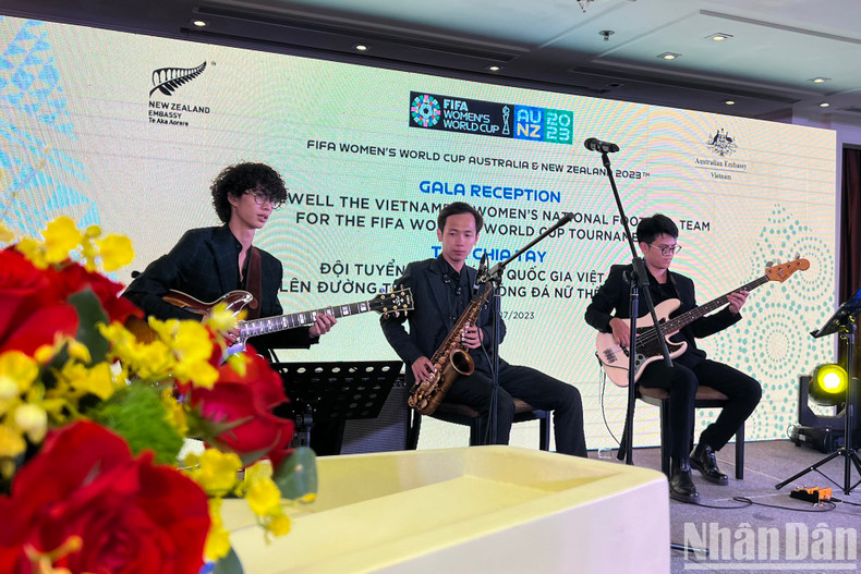 An art performance at the farewell. An art performance at the farewell.